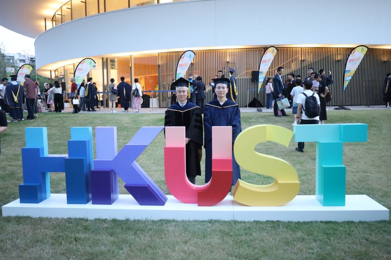 Jidu and Prof. Jidong Zhao at the HKUST sign