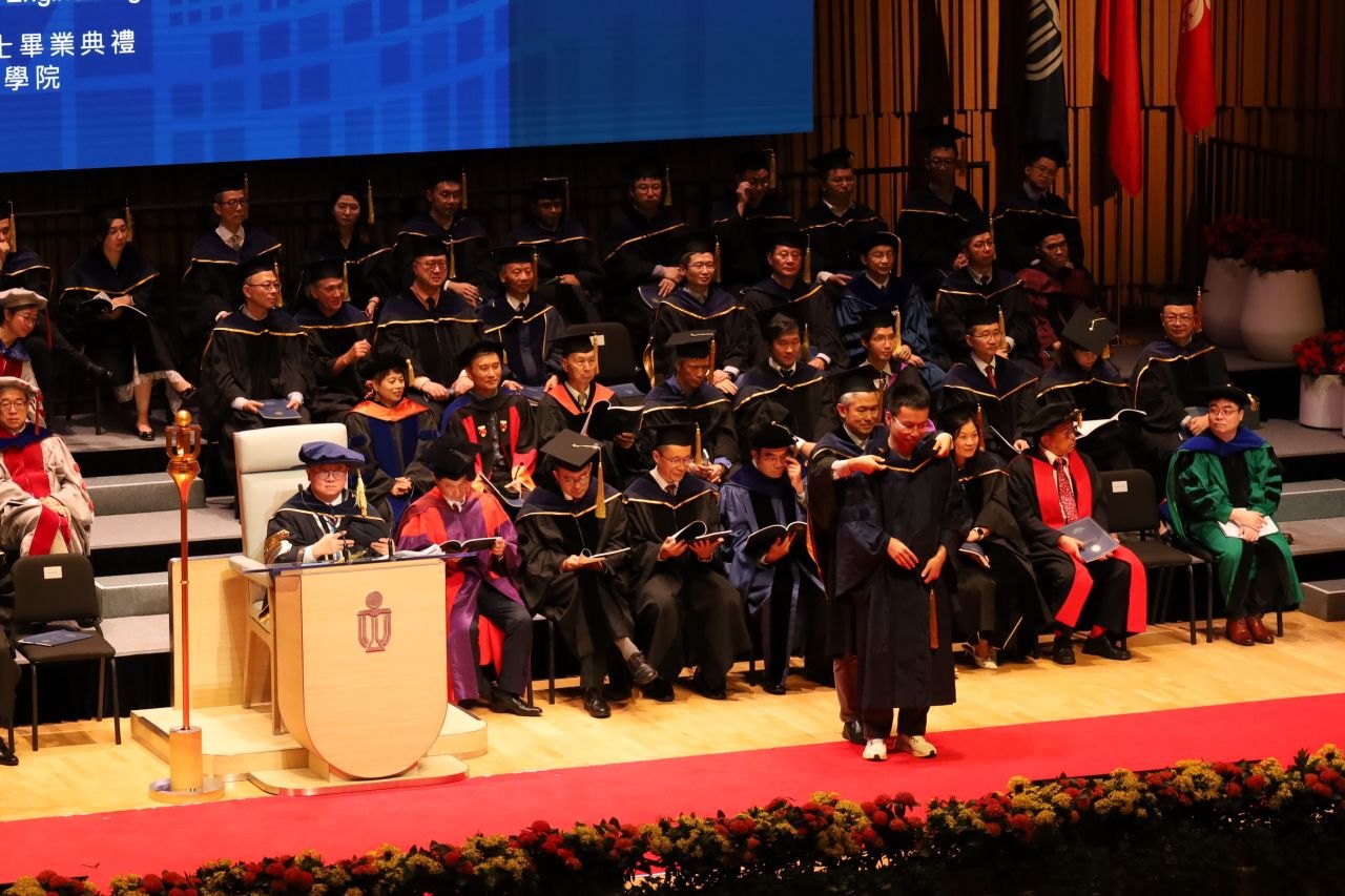 Jidu being hooded by Prof. Jidong Zhao at the HKUST Congregation